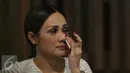 Mulan Jameela mengusap air matanya saat menjadi bintang tamu di acara Dear Haters yang ditayangkan Liputan6.com, di SCTV Tower, Jakarta, Kamis (7/4/2016). Mulan bercerita tentang kisah hidupnya dengan Ahmad Dhani. (Liputan6.com/Herman Zakharia)