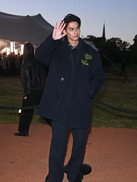 Bright Vachirawit terlihat charming dengan atasan tiga lapis bernuansa navy. Ia memadukan kemaja kotak-kotak berlapis jaket corduroy dan coat. Celana corduroy dan sepatu kulit lengkapi tampilannya [Burberry]