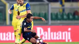 Penyerang Inter Milan, Eder, dijatuhkan gelandang Chievo, Ivan Radovnovic. Namun sayang setiap serangan Inter gagal membuahkan gol meski mendominasi jalannya laga. (AFP/Giuseppe Cacace)
