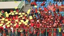 Suporter Semen Padang membuat koreografi saat menyaksikan laga timnya melawan Bhayangkara FC di lanjutan Liga 1 Indonesia di Stadion Patriot Candrabhaga, Bekasi, Sabtu (20/5). Semen Padang kalah 0-1. (Liputan6.com/Helmi Fithriansyah)