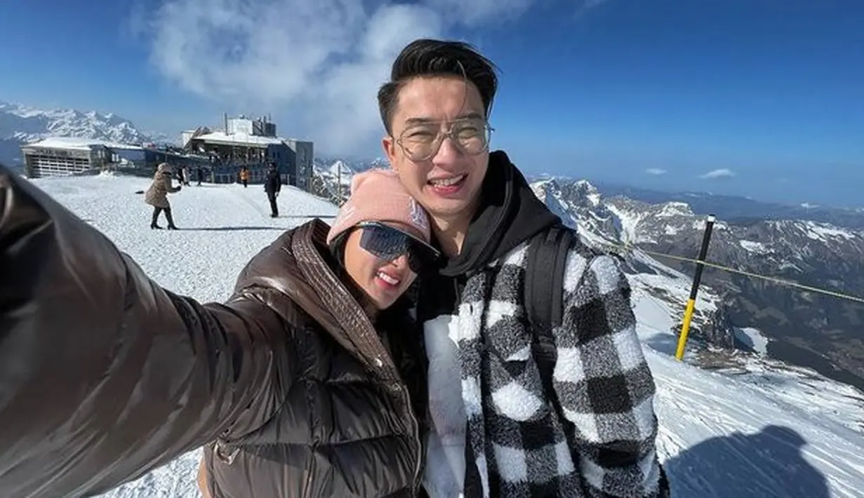 <p>Baru-baru ini, Wika Salim dan Max Adam menikmati liburan di Swiss. Pasangan ini terlihat mesra dengan bermain ski. [Foto: instagram.com/wikasalim]</p>