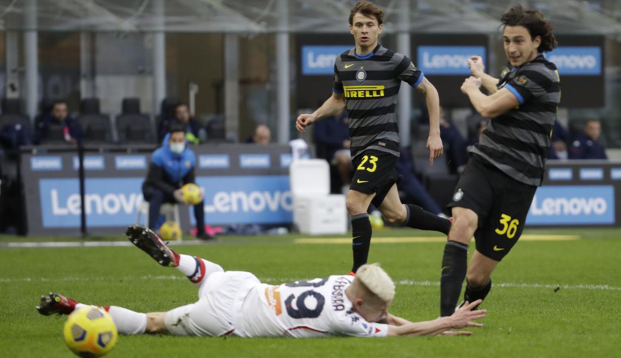 Pada paruh kedua, Inter Milan masih menguasai jalannya pertandingan. Matteo Darmian (kanan) berhasil menggandakan keunggulan Inter pada menit ke-69. (Foto: AP/Luca Bruno)