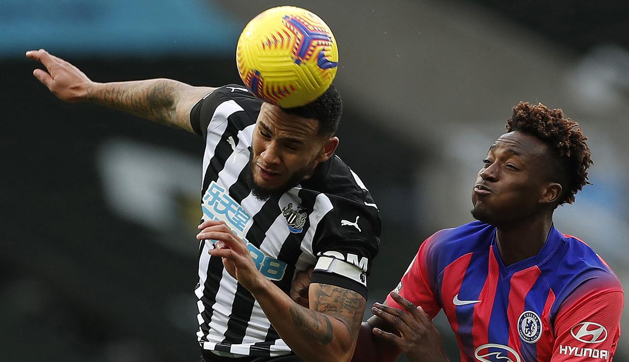 Jamaal Lascelles. Bek tengah berusia 27 tahun ini mulai menjabat kapten tim Newcastle United sejak 2016/2017 menggantikan Fabricio Coloccini yang hengkang saat The Magpies terdegradasi. Kepemimpinannya langsung membawa Newcastle promosi di musim berikutnya. (Foto: AFP/Pool/Lee Smith)