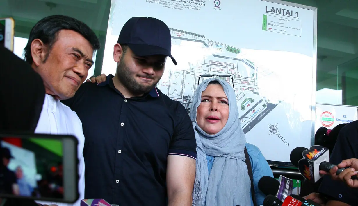 Rasa syukur diungkapkan setelah keluar dari RSKO. Rhoma dan Marwah Ali menjemput putranya yang telah mendekam selama beberapa bulan untuk proses rehabilitasi. (Nurwahyunan/Bintang.com)