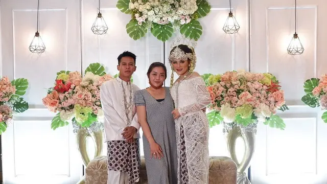 Jamila Bintang Pantura bersama Ariel NOAH KW (https://www.instagram.com/p/CC000u0HPdU/)