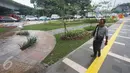 Seorang warga melintasi trotoar di Jalan Jatibaru Raya, Tanah Abang, Jakarta, Senin (21/11). Meskipun belum sepenuhnya selesai, namun trotoar yang dulu dipenuhi PKL tersebut kini telah berubah menjadi bersih dan asri. (Liputan6.com/Immanuel Antonius)