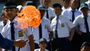 Para siswa menyaksikan petugas pemadam kebakaran memeragakan cara memadamkan api, Banda Aceh, Senin (11/11/2019). Para pelajar melihat, mempelajari, dan mendapatkan praktik langsung penanganan kebakaran yang disebabkan kompor gas juga cara pemadaman dengan racun api. (CHAIDEER MAHYUDDIN/AFP)