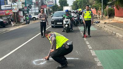2 Motor Bersenggolan di Depok, Penumpang Tewas Terlindas Truk