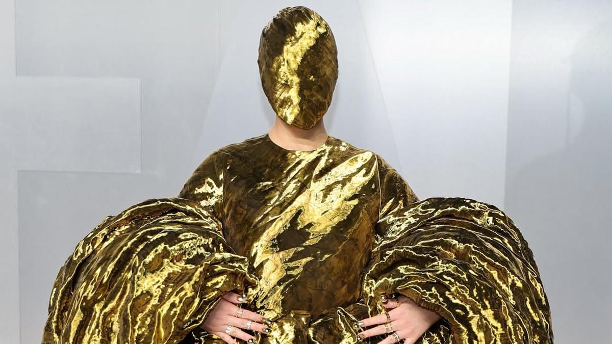 Audrey Nuna Jadi “Piala Berjalan”, Tampil Super Nyentrik dengan Gaun Emas Full Face di Vanity Fair Oscar Party 2026