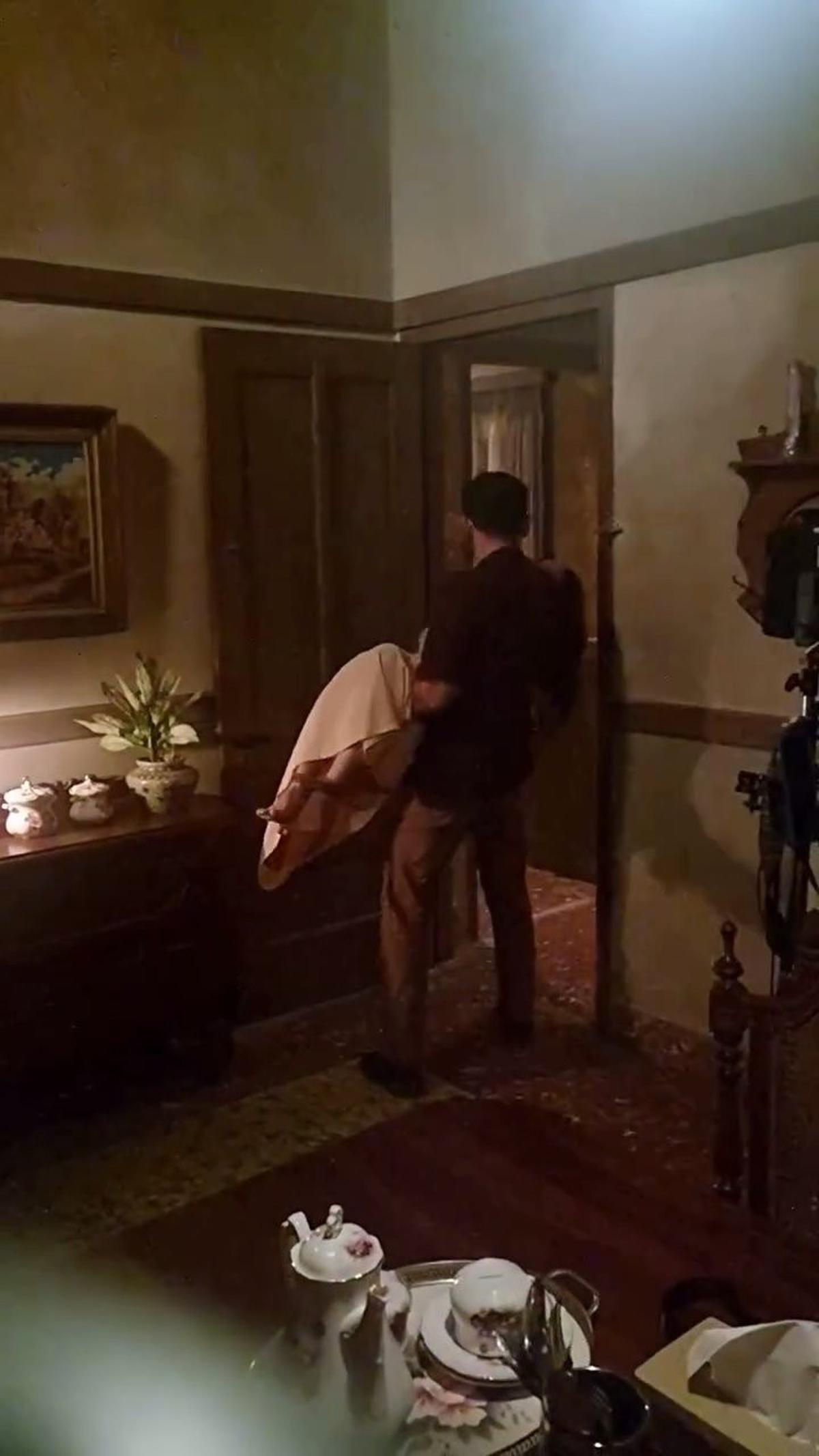 Sambil Bopong Luna Maya, Momen Oka Antara Kena Prank Crew saat Syuting