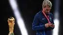 Sepanjang kariernya di timnas Prancis, Antoine Griezmann mencatat 137 kali bermain dan mencetak 44 gol. Tampak dalam foto, Antoine Griezmann melihat medali peraknya saat berjalan saat upacara penyerahan trofi Piala Dunia Qatar 2022 di Stadion Lusail, Doha pada tanggal 18 Desember 2022. (Kirill KUDRYAVTSEV/AFP)