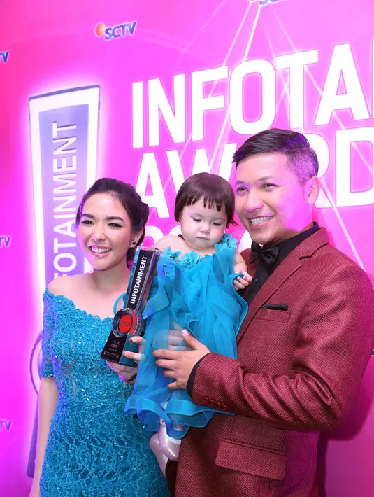 Malam itu Gempita tampak lucu dan menggemaskan dengan mengenakan gaun berwarna hijau layaknya sang bunda. Di malam penganugerahaan itu pun Gempi memenangkan kategori ‘Bayi Gorgeous’. (Nurwahyunan/Bintang.com)