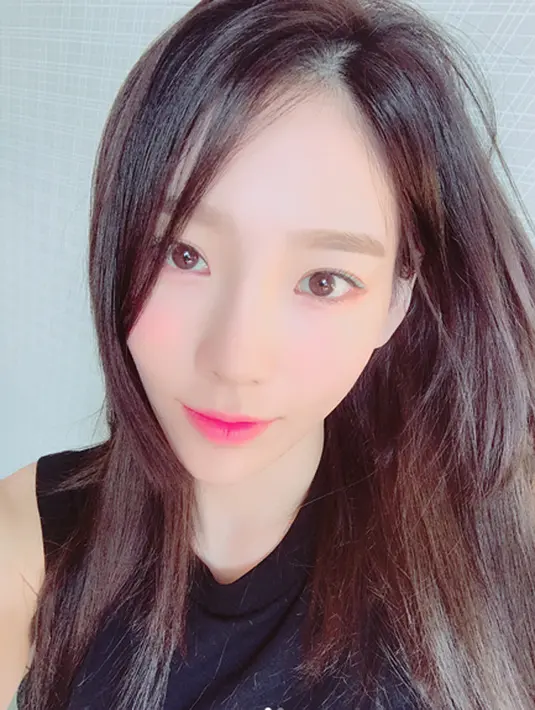 “Aku pun minta maaf kepadasemua fansya yang telah menunggu lama, aku harap semuanya akan berjalan baik dan tak menimbulkan kekecewaan. Ini hanya sekedar kecelakaan dan aku harap tak ada yang terluka,” tambahnya. (Instagram/taeyeon_ss)