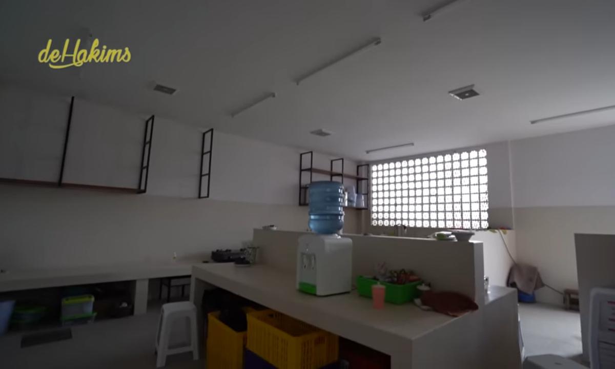 5 Potret Dapur di Pendopo Soimah di Jogja, Seluas Lapangan Futsal & Meja Super Panjang Sampai Bisa Dipakai Tiduran