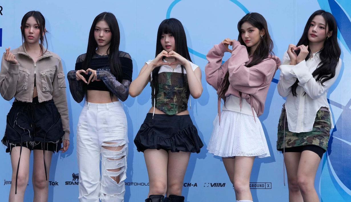 Para anggota grup K-Pop Korea Selatan NewJeans berpose selama Seoul Fashion Week di Dongdaemun Design Plaza di Seoul, Korea Selatan, Selasa, 5 September 2023. (AP Photo/Ahn Young-joon)