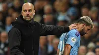 Manajer Manchester City, Pep Guardiola, mengkhawatirkan kondisi Sergio Aguero yang mengalami cedera pada laga kontra Chelsea di  Stadion Etihad pada laga pekan ke-13 Premier League, Sabtu (23/11/2019). (AFP/Oli Scarff)