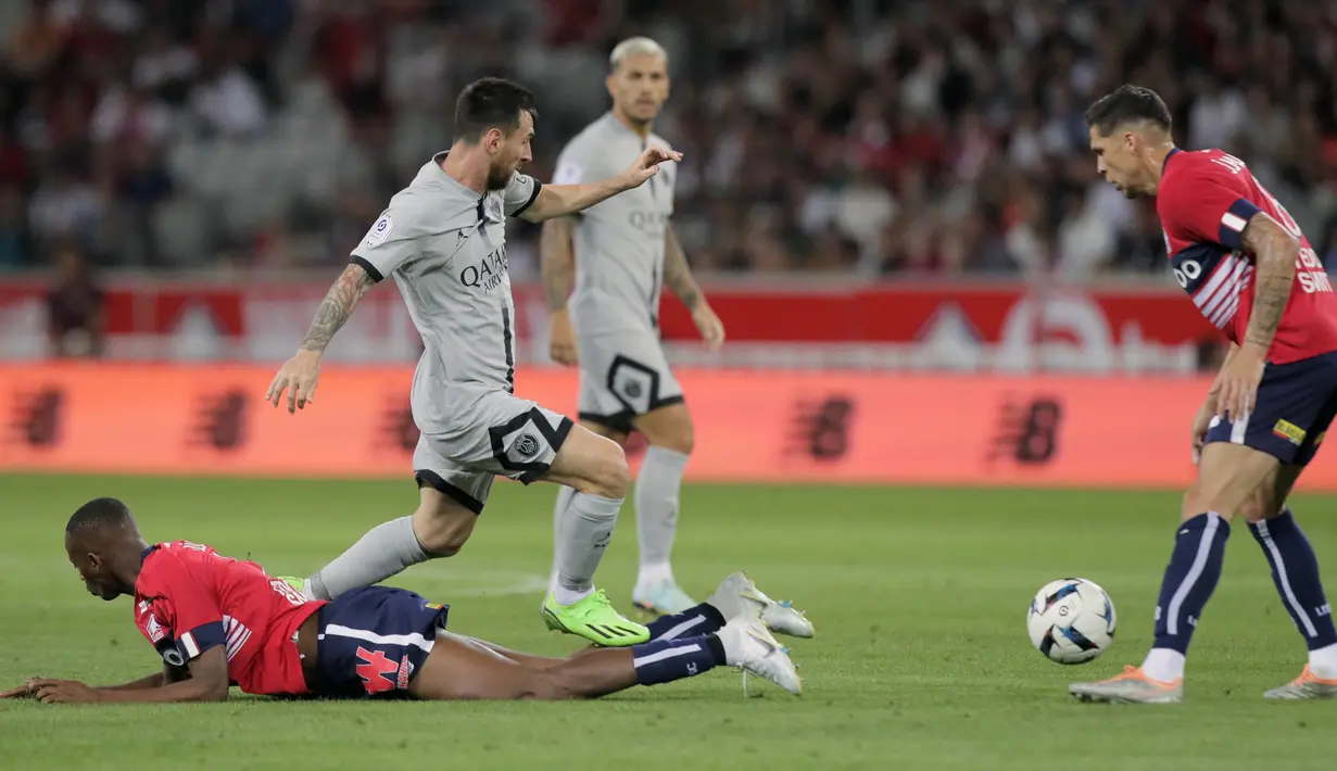 Penyerang Paris Saint-Germain (PSG) Lionel Messi berlari dengan bola pada pekan ketiga Ligue 1 (Liga Prancis) 2022/2023 menghadapi Lille di Stadion Pierre-Mauroy, Senin (22/8/2022) dini hari WIB.  PSG berpesta gol ke gawang Lille dengan skor 7-1. (AP Photo/Michel Spingler)