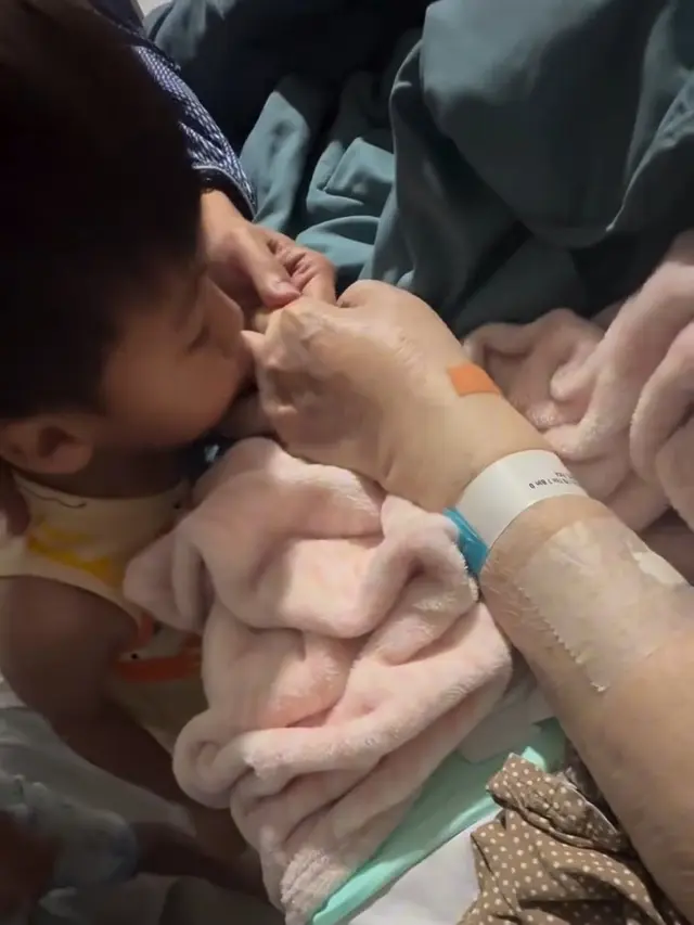 Baim Wong Bagikan Momen Terakhir saat Kiano dan Kenzo Cium Tangan Jhonny Wong. (instagram/baimwong)
