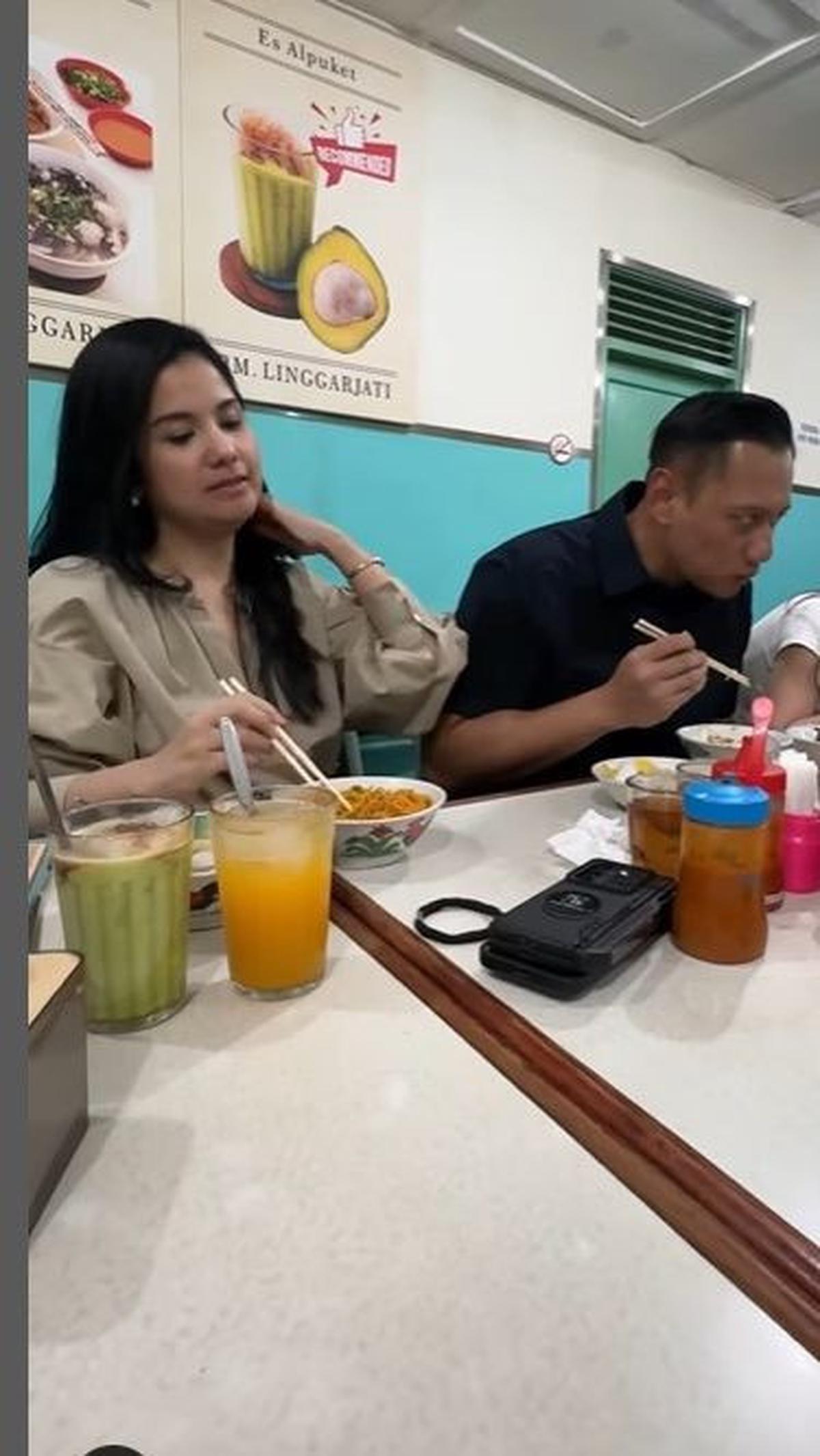 "Di alun-alu kota Karawang makan mi ayam. Sama ke Ramayana beli peralatan rumah tangga," kata ibu satu anak ini.