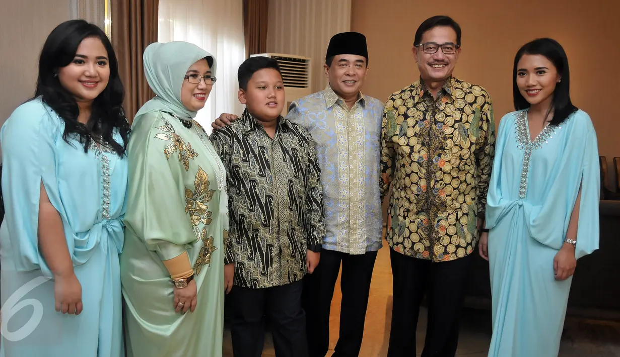 Ketua DPr Ade Komarudin (ketiga kanan) bersama keluarga Menteri Agraria dan Tata Ruang/Kepala Badan Pertanahan Nasional Ferry Mursyidan Baldan (kedua kanan) saat acara Open House di Rumah Dinas Ketua DPR, Jakarta, Rabu (6/7). (Liputan6.com/JohanTallo)