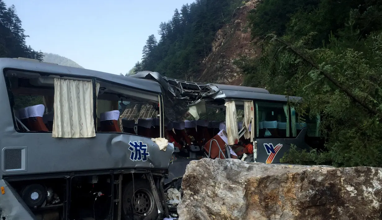 Bus wisata yang rusak saat terjadi gempa terlihat di Jiuzhaigou di provinsi Sichuan barat daya China(9/8). Sedikitnya 12 orang tewas ketika sebuah gempa berkekuatan 6,5 skala Richter melanda China barat day. (AFP Photo/Str/China Out) 
