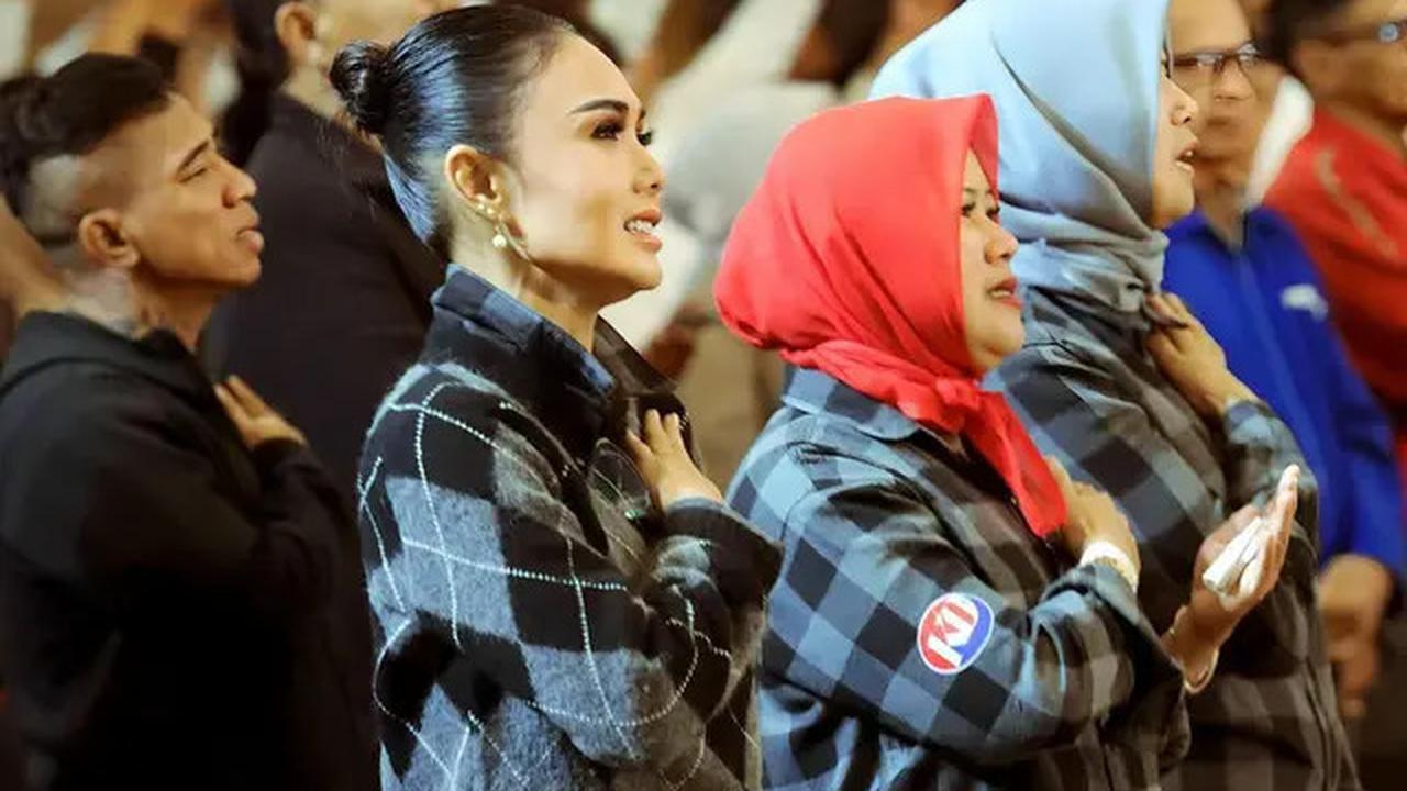 6 Potret Yuni Shara Hadiri Debat Pilkada 2024 Kota Batu Dukung Krisdayanti, Acungkan Salam 3 Jari