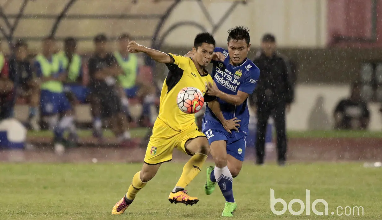 Pemain Persib Bandung, Dedi Kusnandar (kanan) berduel dengan pemain Mitra Kukar, Muhammad Bahtiar pada babak delapan besar Piala Presiden 2017 di Stadion Manahan, Solo. Jumat (25/2/2017). (Bola.com/Nicklas Hanoatubun)