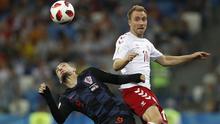 Duel pemain Kroasia, Mateo Kovacic (kiri) dan pemain Denmark, Christian Eriksen pada laga 16 besar Piala Dunia 2018 di Nizhny Novgorod Stadium, Rusia, (1/7/2018). Kroasia menang 3-2 lewat adu penalti. (AP/Darko Bandic)