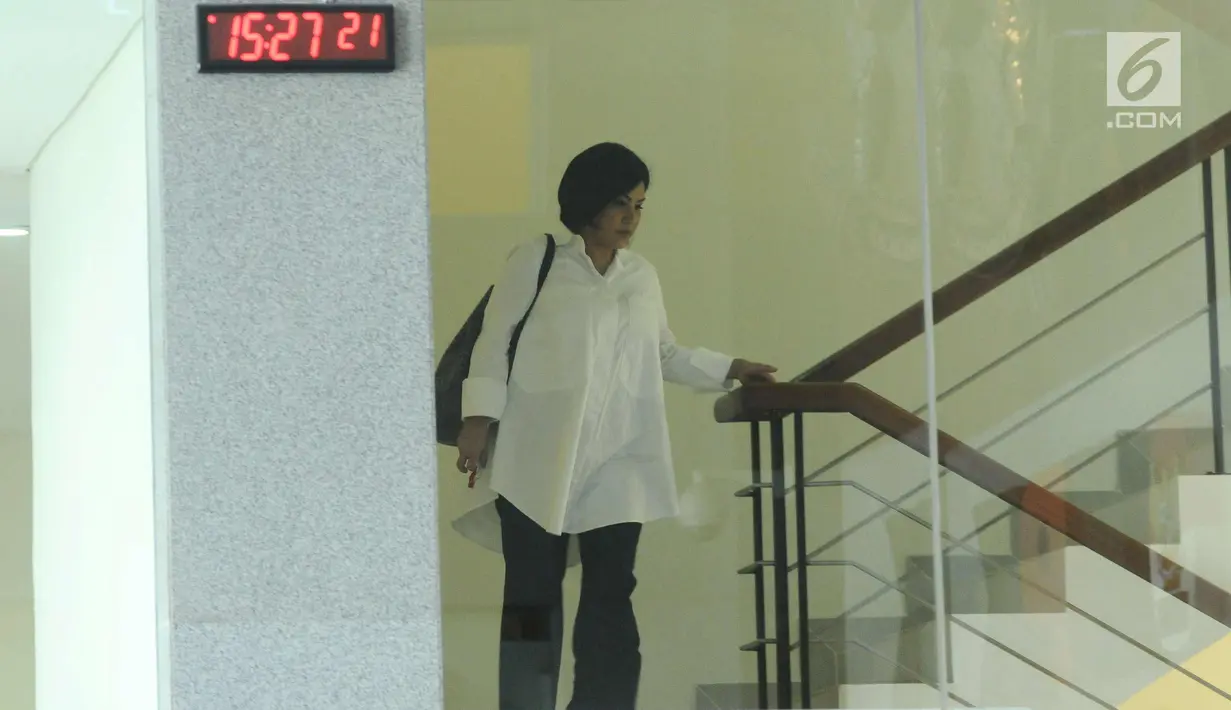 Ketua Umum INSA, Carmelita Hartoto usai diperiksa di Gedung KPK, Jakarta, Selasa (7/11). Carmelita Hartoto diperiksa sebagai saksi dugaan suap perjanjian dan pengadaan proyek di lingkungan Ditjen Hubla TA 2016-2017. (Liputan6.com/Helmi Fithriansyah)