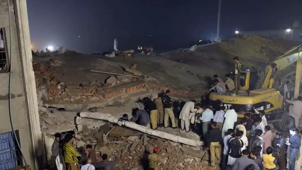 Pabrik Runtuh di Pakistan