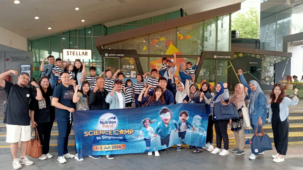 10 keluarga terpilih program Nutrilon Royal Science Camp to Singapore di Singapore Science Centre, Selasa (2/7/2024) (Liputan6.com/Jonathan Pandapotan Purba)