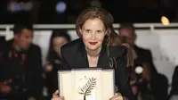 Justine Triet, pemenang Palme d'Or dalam Festival Film Cannes 2023 lewat film Anatomy of a Fall. (Vianney Le Caer/Invision/AP)