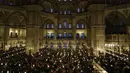 Umat Muslim melaksanakan salat Idul Fitri, menandai berakhirnya bulan suci Ramadhan di masjid Fatih di Istanbul, Turki, Jumat, 21 April 2023. (AP Photo/Khalil Hamra)