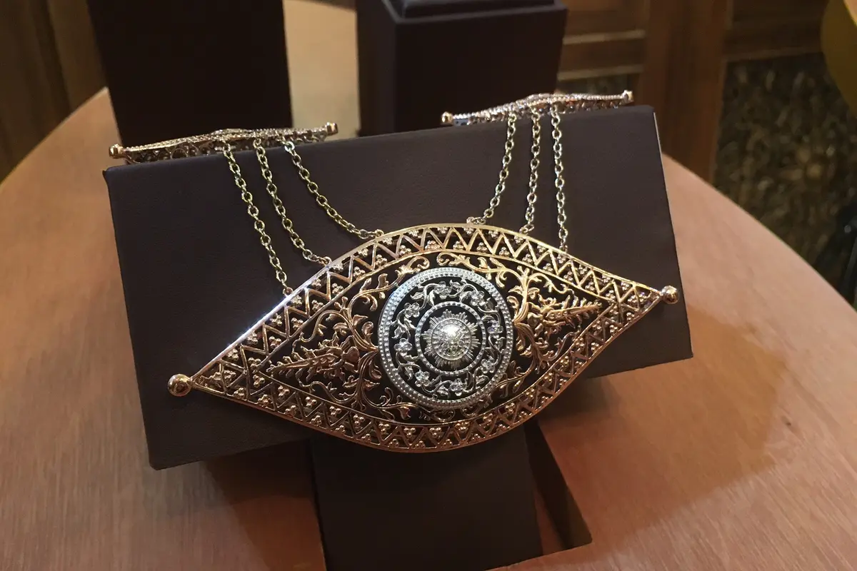 Melalui, koleksi Seri Nusa, The Palace Jeweler mengangkat Pending, siluet perhiasan dari Indonesia Barat.