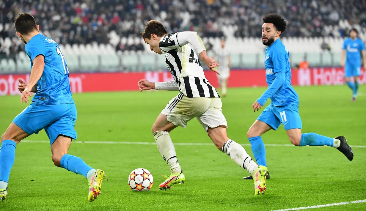 Pemain depan Juventus, Federico Chiesa (tengah) menantang pemain depan Zenit St. Petersburg, Claudinho (kanan) pada match day ke-4 Liga Champions di Allianz stadium, Rabu (3/11/2021) dinihari WIB. Menjamu Zenit, Juventus menang 4-2 atas Zenit. (Isabella BONOTTO / AFP)