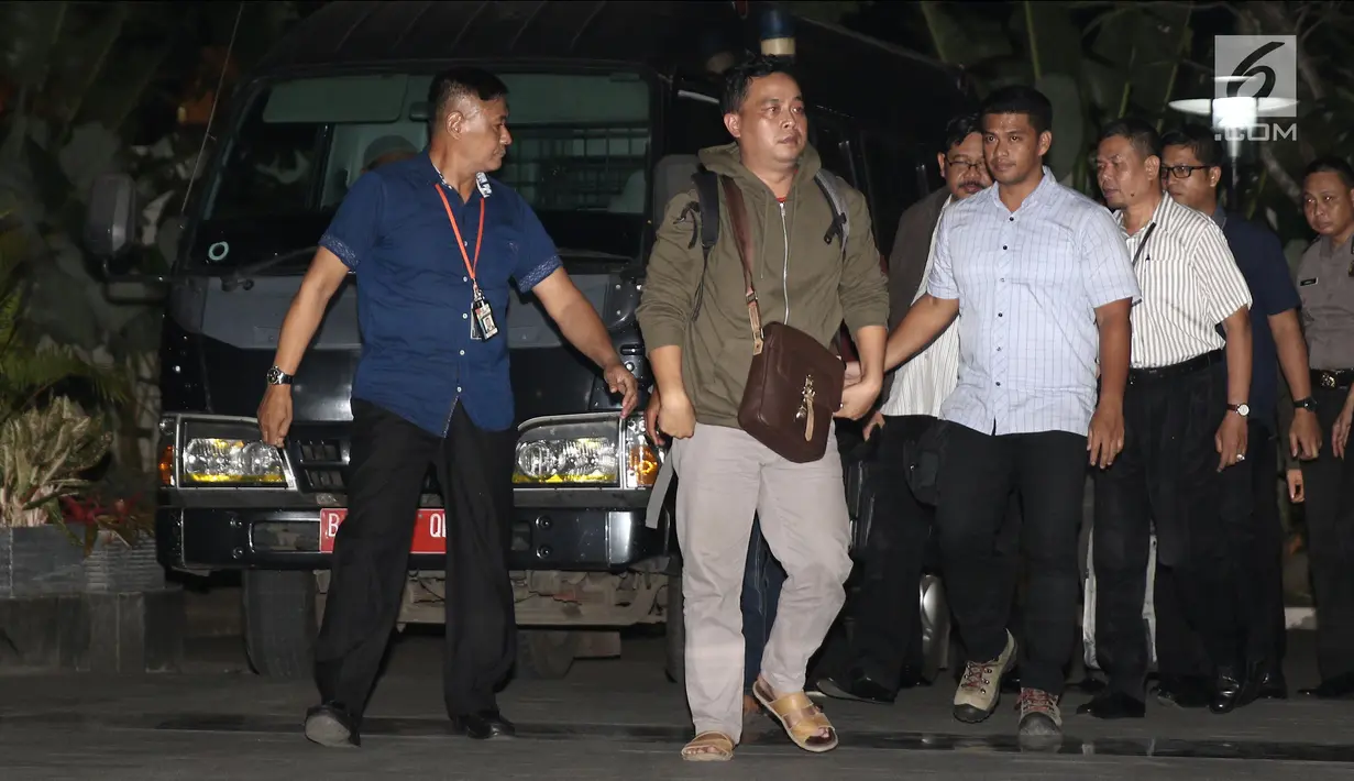 Kepala Dinas PUPR Tulungagung, Sutrisno saat tiba di Gedung KPK, Jakarta, Kamis (7/6). Lima orang yang diamankan oleh KPK dalam OTT di Blitar dan Tulungagung terdiri dari kepala dinas dan swasta. (Liputan6.com/Herman Zakharia)