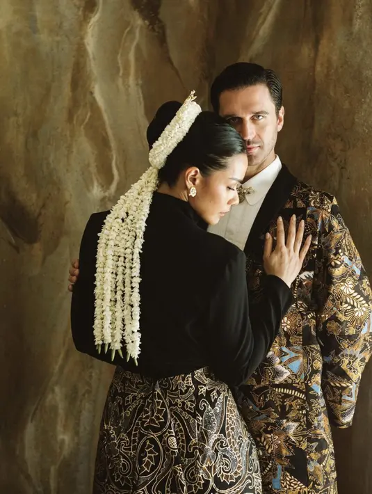 Begitu juga dengan foto prewed uang dilakukan. Keduanya tampak menawan dalam balutan batik dan sentuhan tampilan modern bernuasa Jawa. [Foto: Instagram/ Adinia Wirasti].