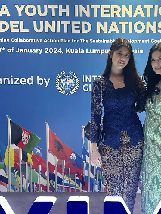 Dengan kebaya biru klasik, gaya sederhananya membuat tampilannya terlihat elegan. Paduan batik bernuansa senada hadirkan gaya yang optimal. [Foto: Instagram/ Annisa Pohan]