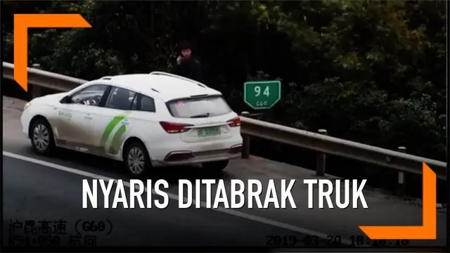 Sebuah mobil listrik mogok dan berhenti di bahu jalan. Tiba-tiba dari arah belakang sebuah truk melaju kencang dan menabrak mobil tersebut. Tidak ada yang terluka dalam insiden ini.