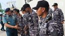 Pangkoarmada l Laksamana Muda, Yugo Margono (kiri) menyalami awak KRI Semarang-594 yang tiba di dermaga 203, Jakarta, Jumat (15/3). Kapal itu untuk memperkuat Unsur Satfib Komando Armada (Koarmada) I TNI AL (Liputan6.com/Helmi Fithriansyah)