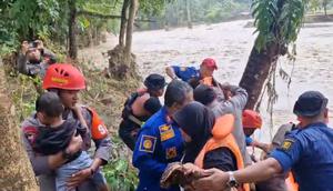 Tim SAR gabungan evakuasi warga yang terjebak banjir di Desa Cidadap, Kecamatan Simpenan, Kabupaten Sukabumi, Jawa Barat. (Liputan6.com/Fira)