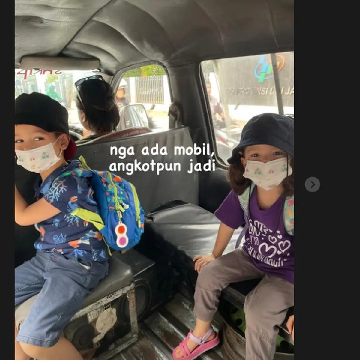 Anak Kimberly Ryder Naik Angkot di Tengah Kasus Dugaan Penggelapan Mobil  yang Menjerat Edward Akbar - ShowBiz Liputan6.com
