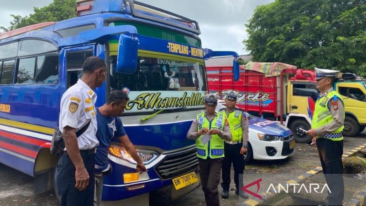 Polisi Bangka Barat Pastikan Keselamatan Penumpang Lewat Pengecekan Angkutan Umum Terminal Mentok