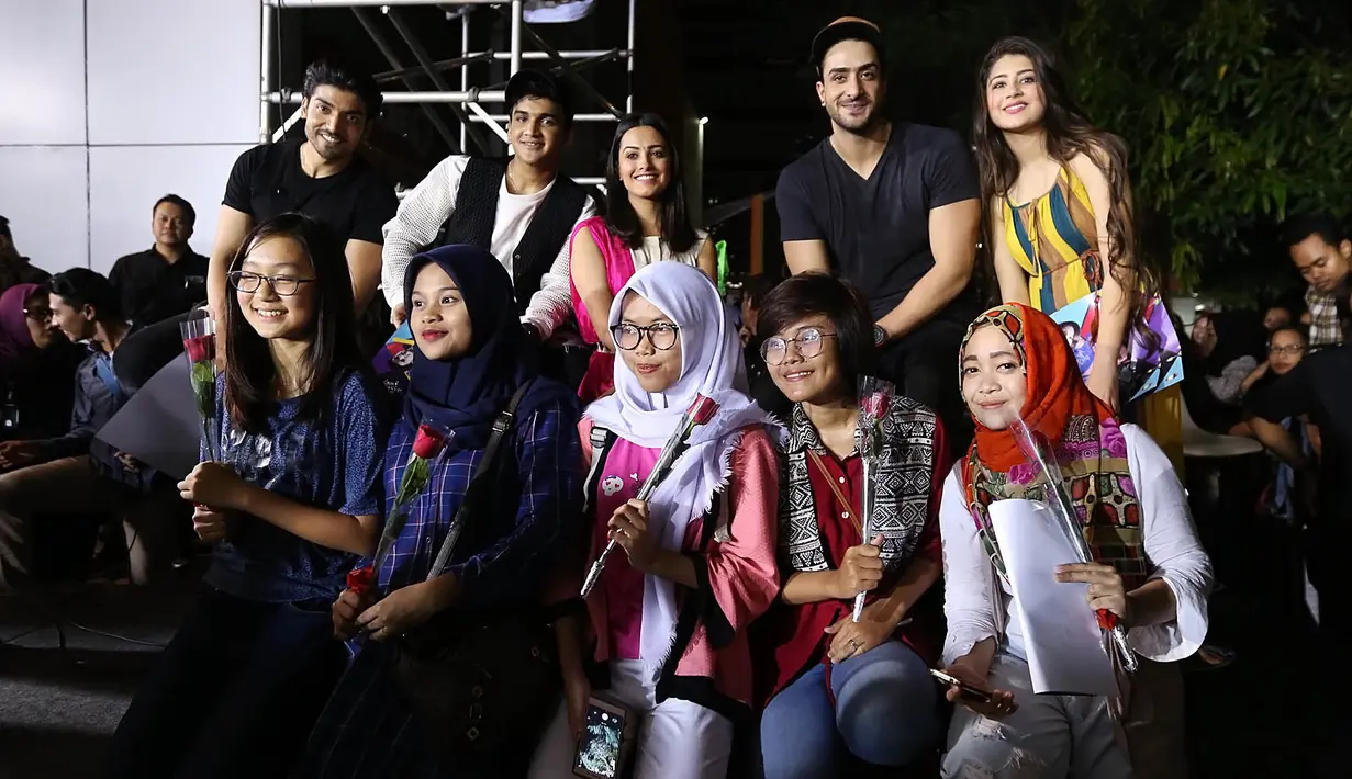 Gurmeet Choudhary mengabadikan foto bersama para penggemarnya usai syuting Pesbukers Ramadan, Senin 5 Juni 2017 pukul 19.30 WIB di Lobby ANTV Epicentrum Rasuna Said, Jakarta. (Bambang E. Ros/Bintang.com)