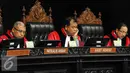Hakim Ketua, Arif Hidayat mendengarkan keterangan dalam Persidangan dalam Perkara Pengujian UU No.18 Tahun 2013 tentang Pencegahan dan Pemberantasan Perusakan Hutan (P3H)  di Mahkamah Konstitusi, Jakarta, Rabu (14/9). (Liputan6.com/Faizal Fanani)
