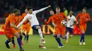 Pemain Inggris, Dele Alli mencoba melewati adangan para pemain Belanda pada laga uji coba di Amsterdam Arena, Amsterdam, (23/3/2017). Inggris menang 1-0. (AP/Peter Dejong)