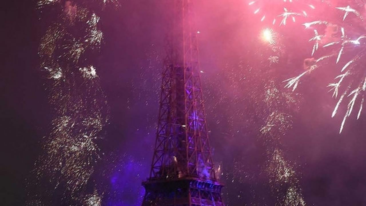 Rayakan Hari Bastille, Menara Eiffel terang benderang