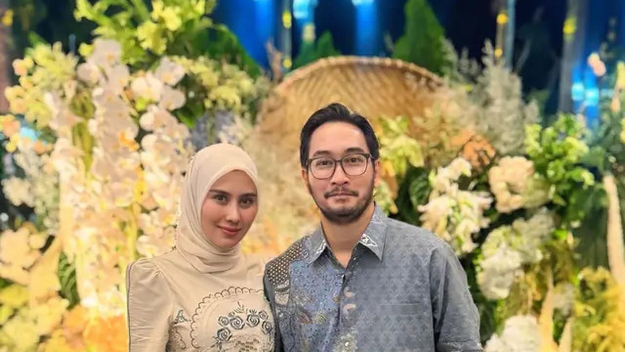 Model Gamis Bordir Syahnaz Sadiqah Saat Hadir di Pernikahan Anak Dedi Mulyadi