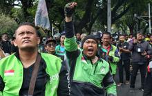 FOTO: Ribuan Ojol Gelar Demo Besar-besaran, Ini Sederet Tuntutannya
