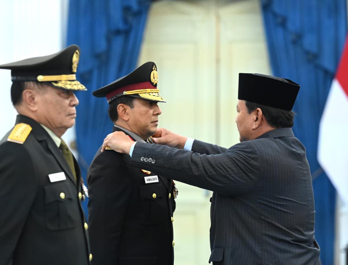 Prabowo beri kenaikan pangkat jenderal kehormatan kepada Letjen TNI (Purn) Djamari Chaniago dan Komjen Polisi (Purn) Ahmad Dofiri